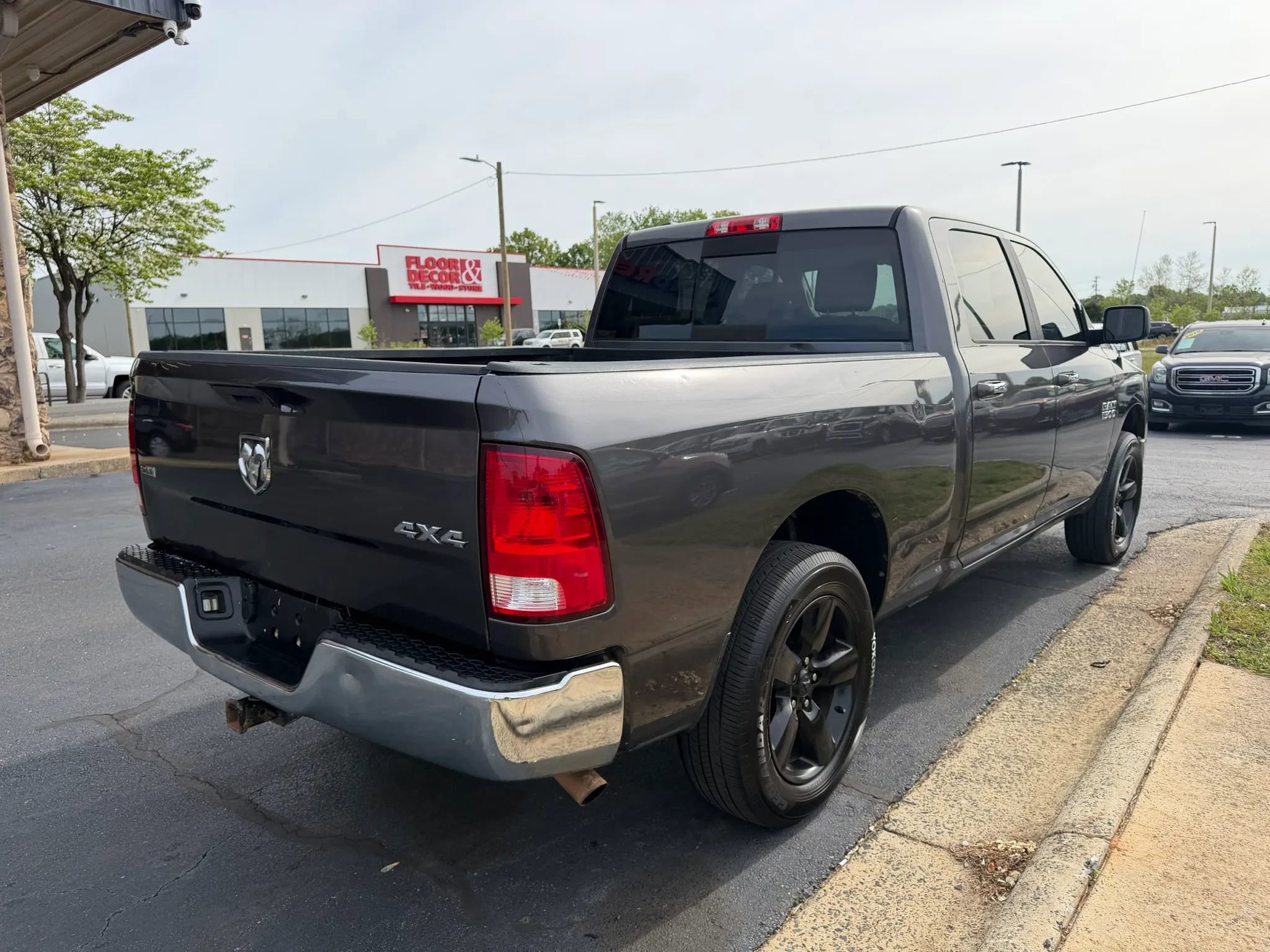Used 2017 RAM 1500 Classic SLT image 4