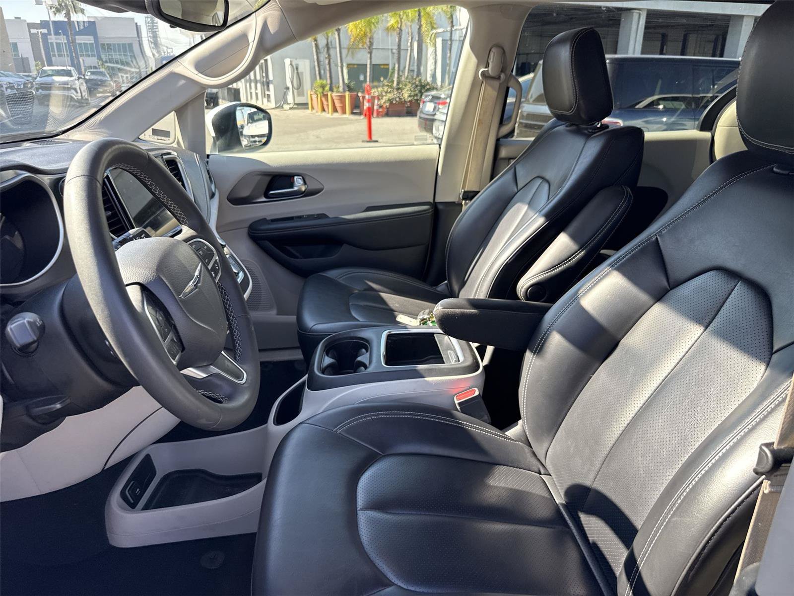 Used 2023 Chrysler Pacifica Touring-L FWD image 17