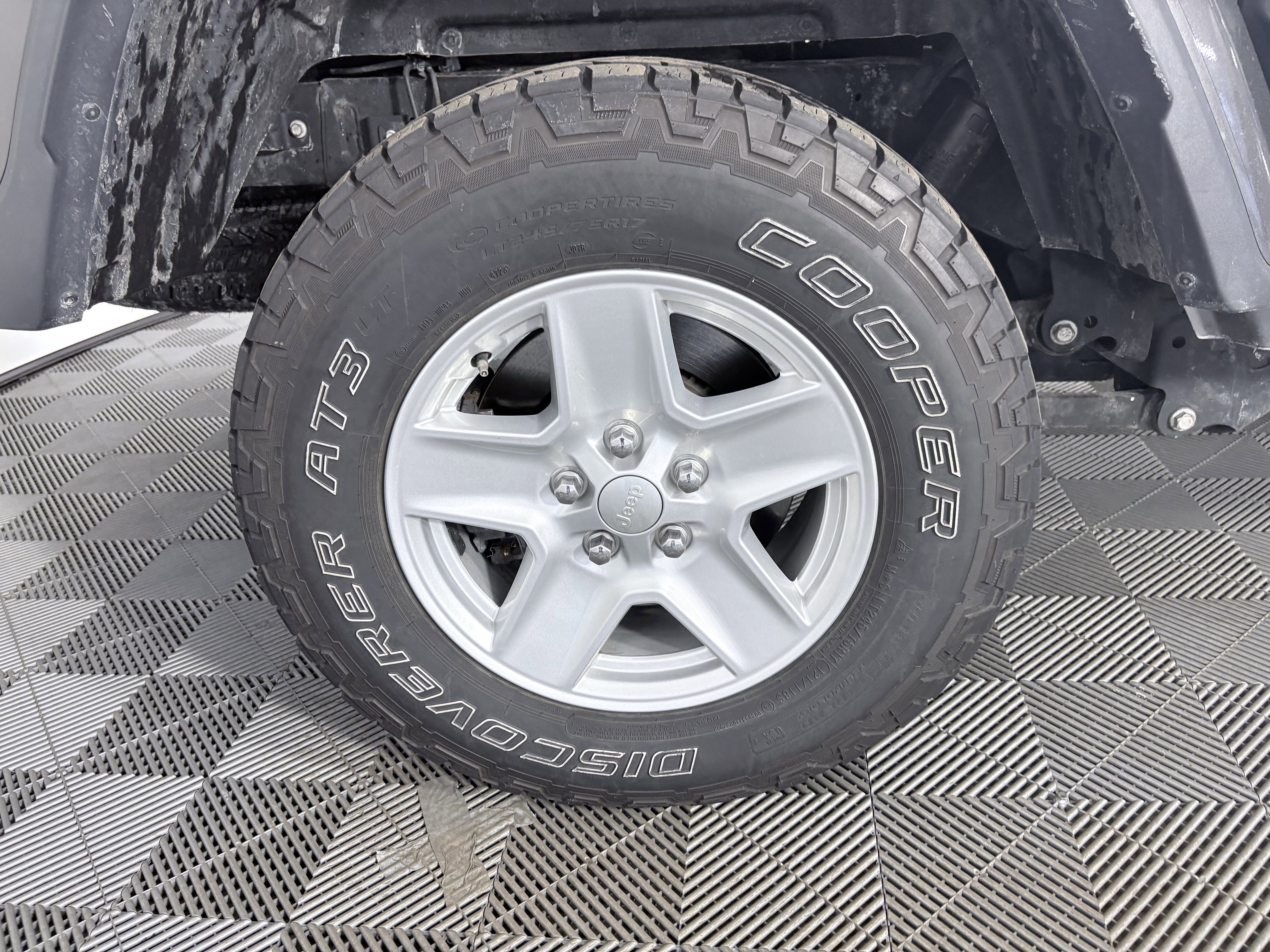 Used 2021 Jeep Gladiator Sport image 15