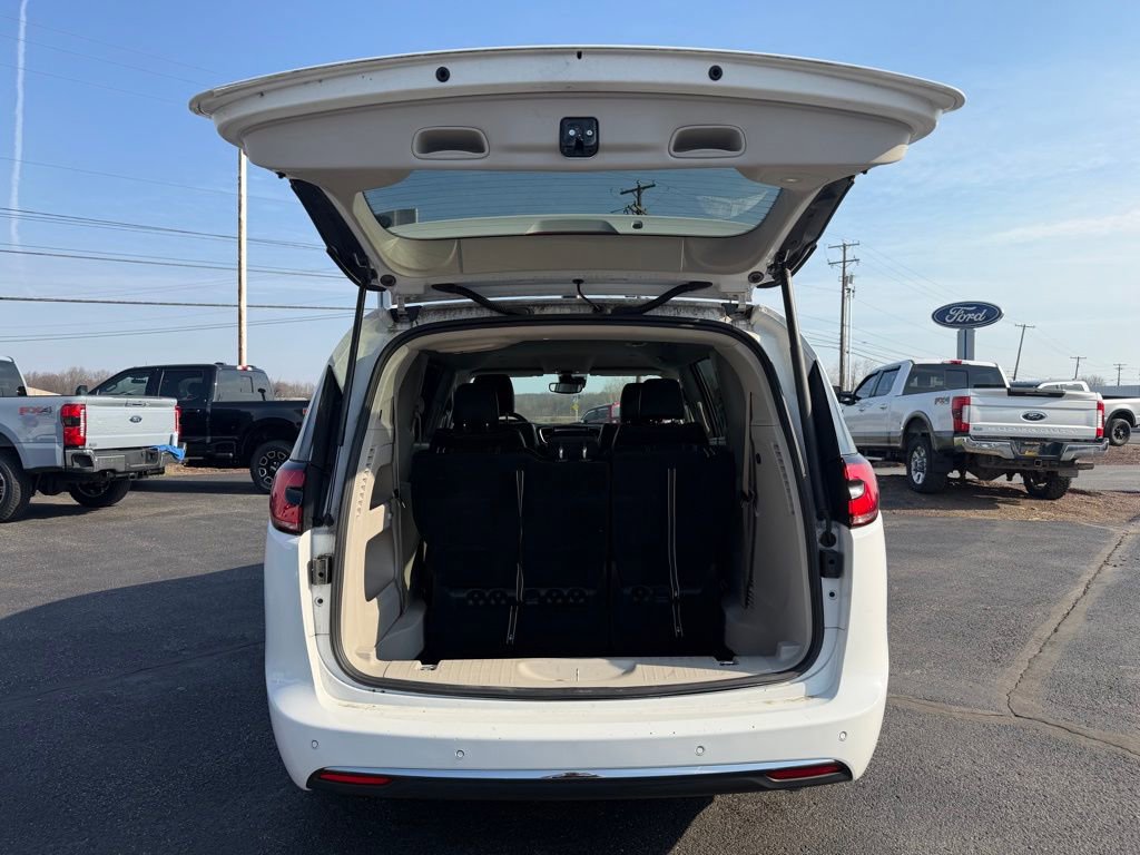 Used 2023 Chrysler Pacifica Touring-L image 5