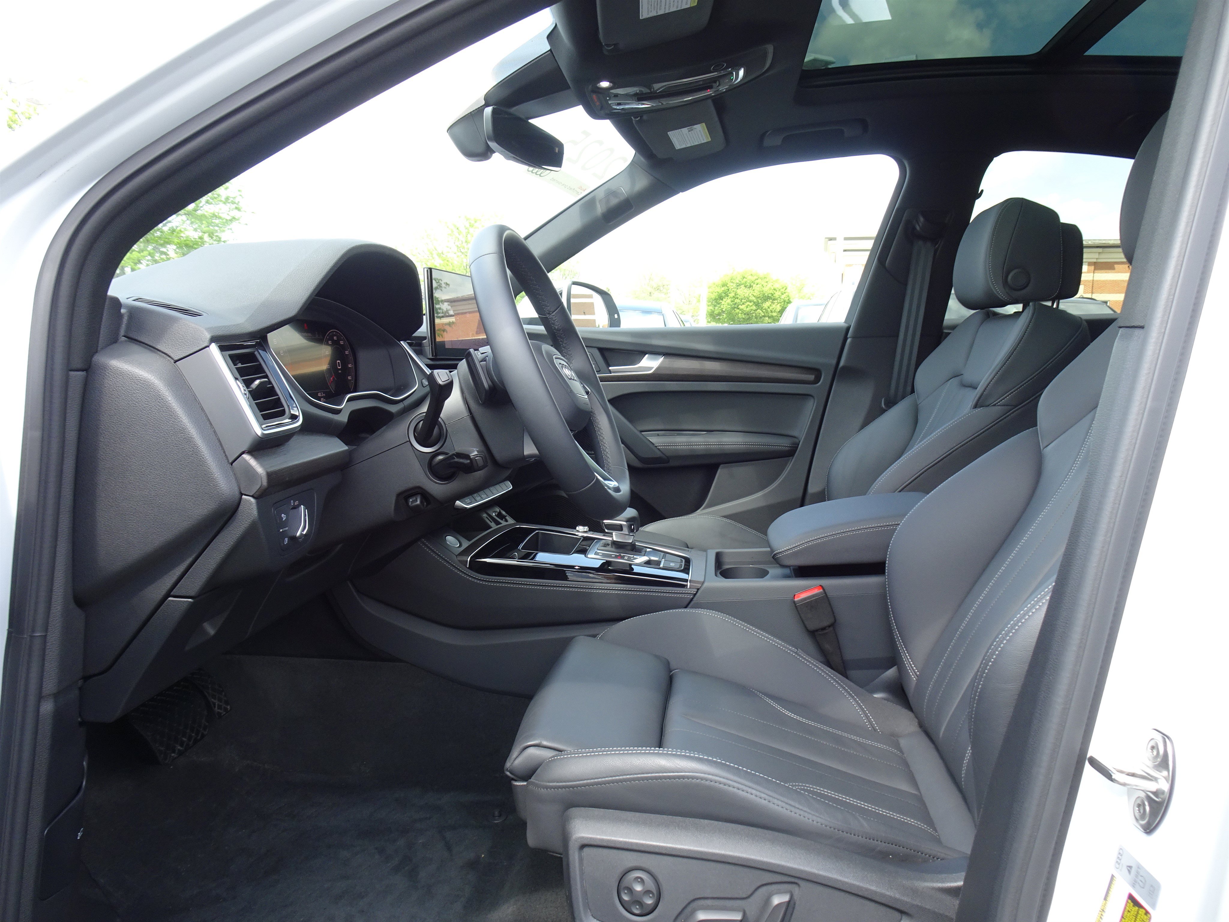 Certified 2025 Audi Q5 2.0T Premium Plus w/ Premium Plus Package AWD/4WD image 9