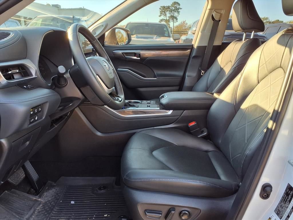 Used 2025 Toyota Highlander Platinum image 12