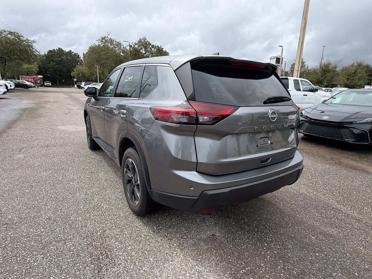 Used 2025 Nissan Rogue SV FWD image 3