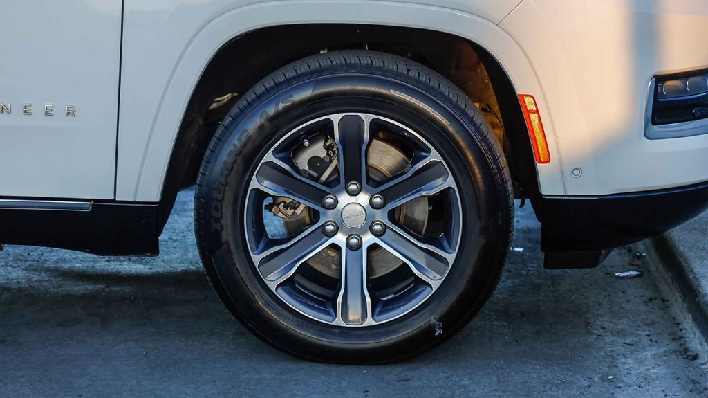 Used 2024 Jeep Grand Wagoneer L 4WD image 11