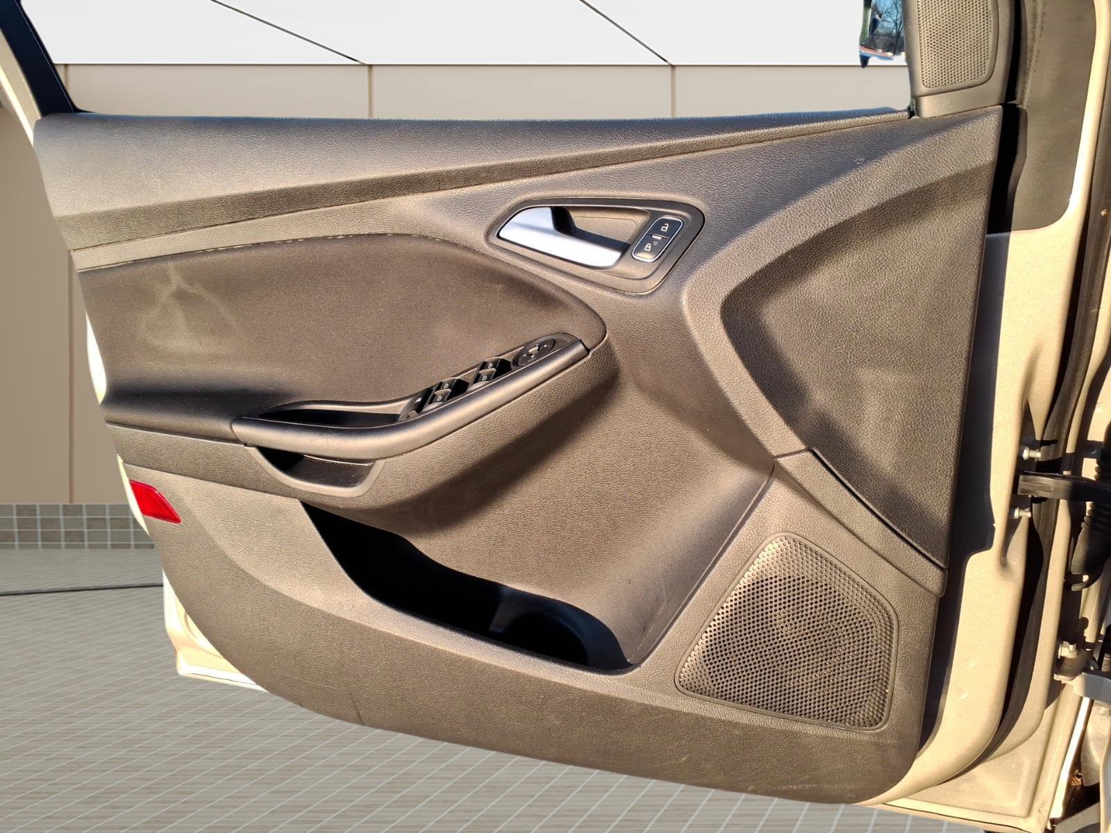 Used 2017 Ford Focus SE w/ Cold Weather Package image 25