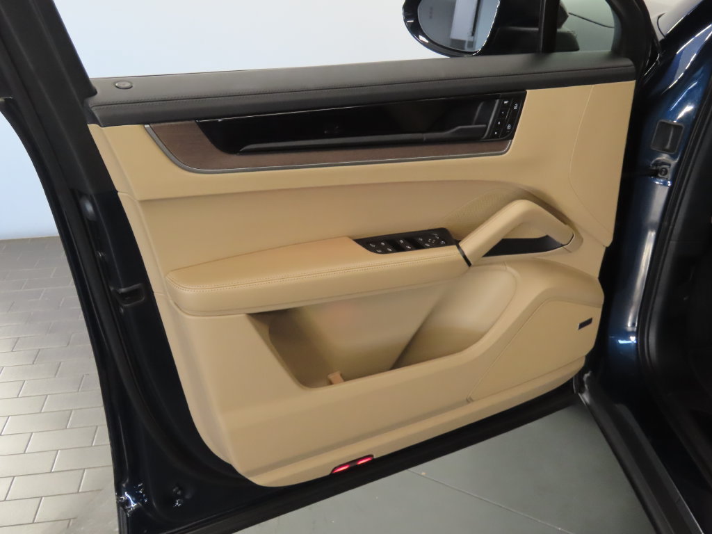 Certified 2025 Porsche Cayenne S AWD/4WD image 37