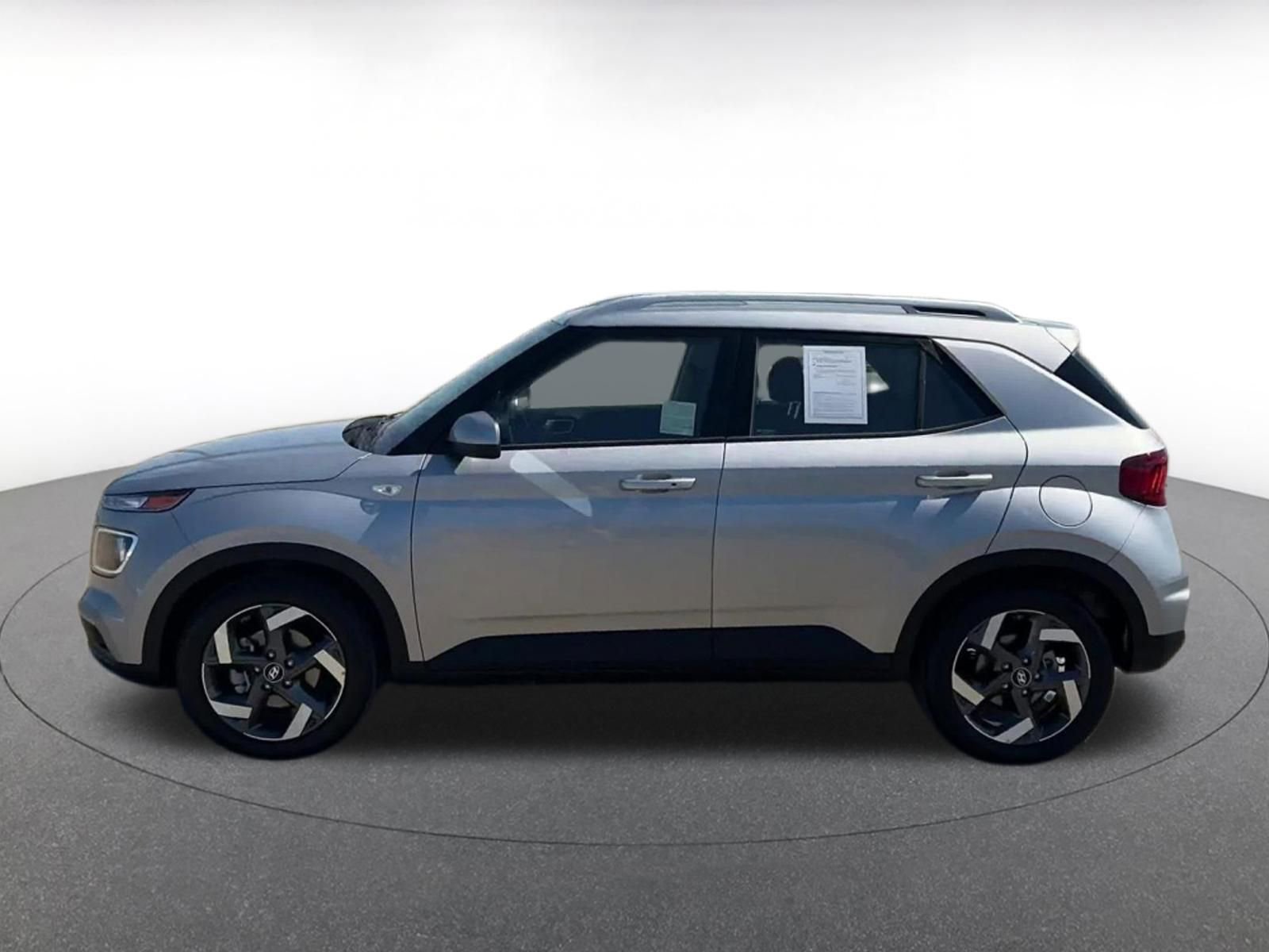 Used 2025 Hyundai Venue SEL image 9