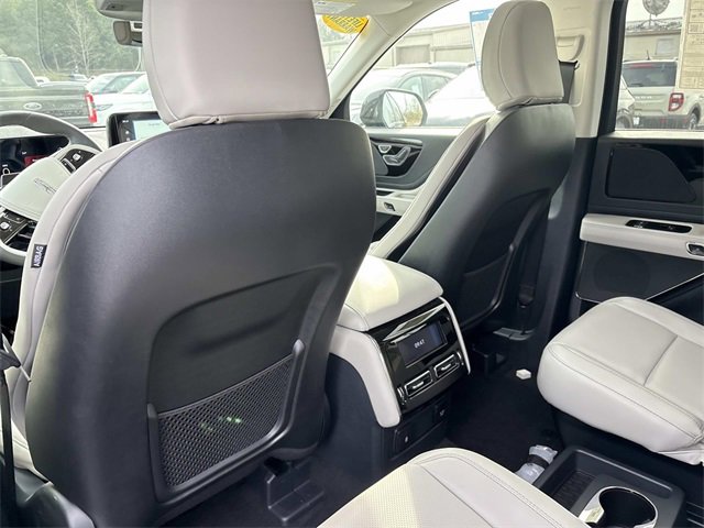 New 2026 Lincoln Aviator AWD w/ Jet Appearance Package image 17