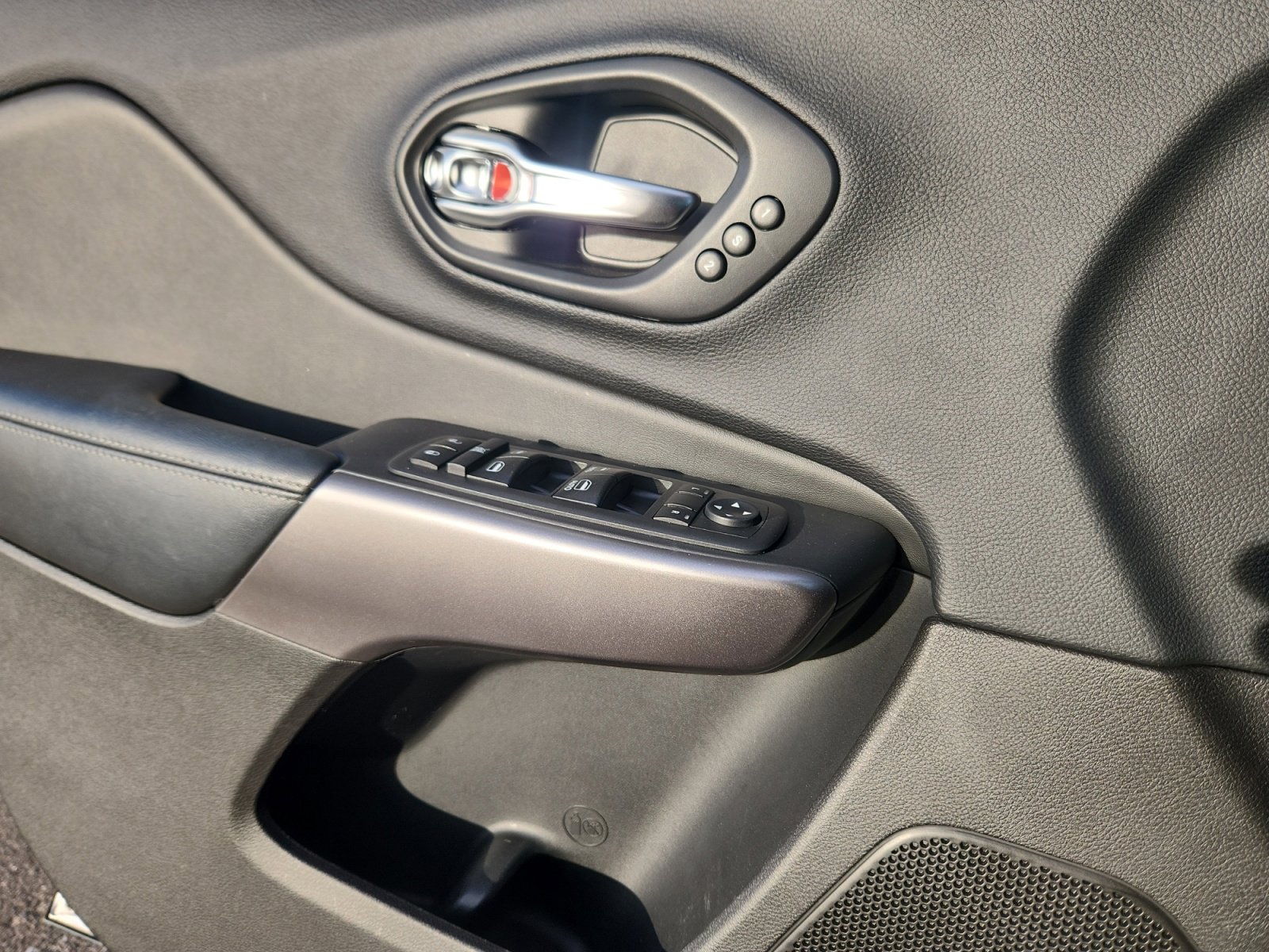 Used 2019 Jeep Cherokee Limited w/ Technology Group image 14