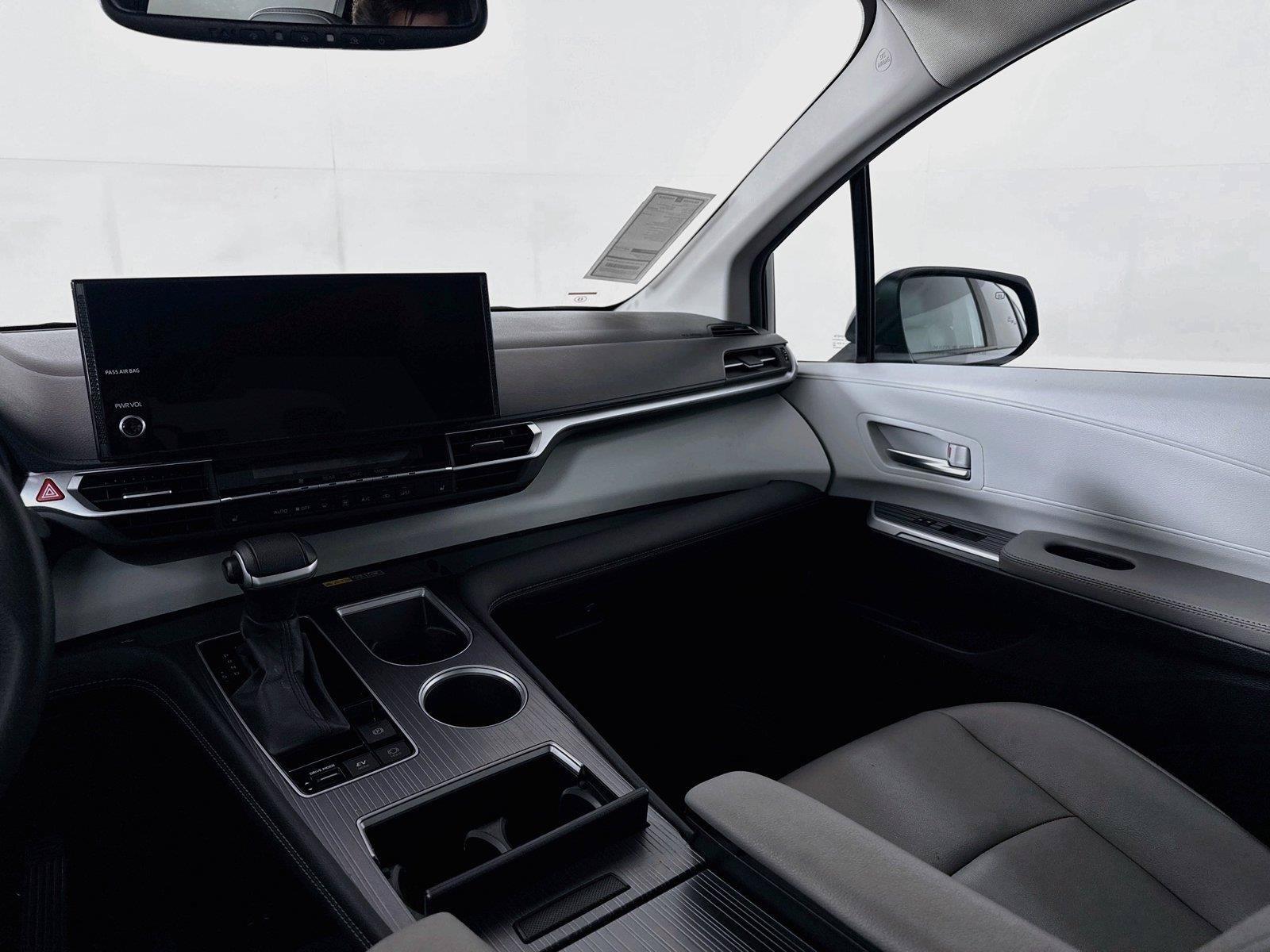 Certified 2025 Toyota Sienna XLE FWD image 32