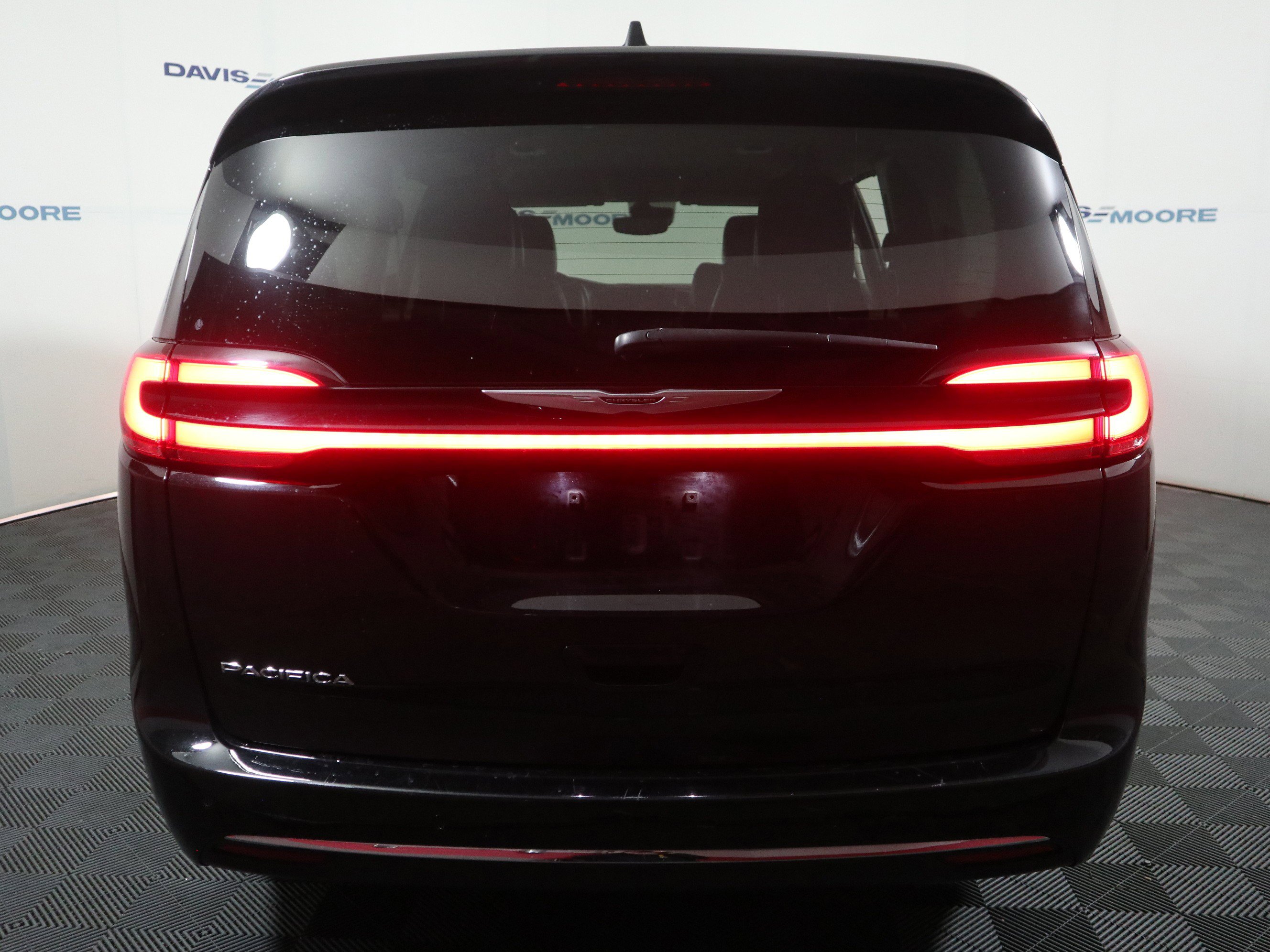 Used 2024 Chrysler Pacifica Touring-L image 7