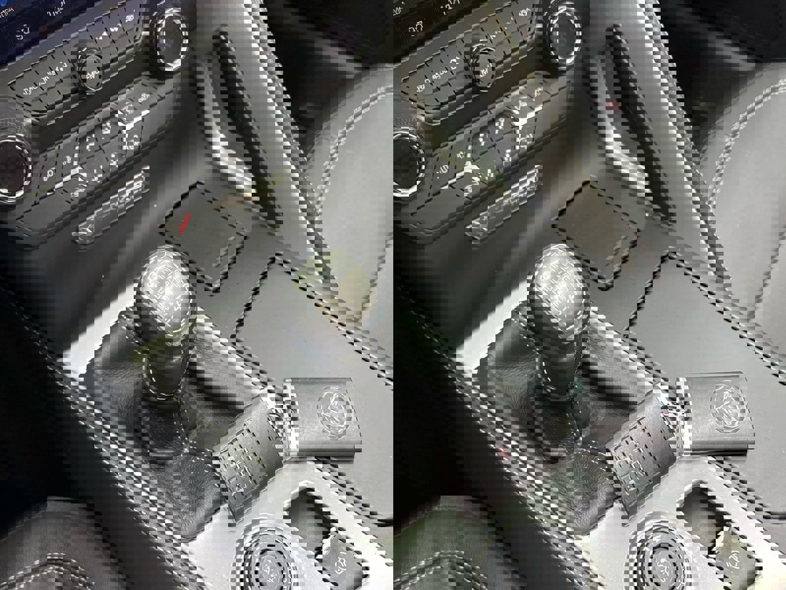 Used 2016 Chevrolet Corvette Stingray Coupe w/ Carbon Flash Badge Package RWD image 18