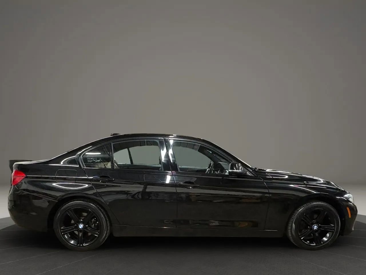 Used 2017 BMW 330i xDrive Sedan AWD/4WD image 6