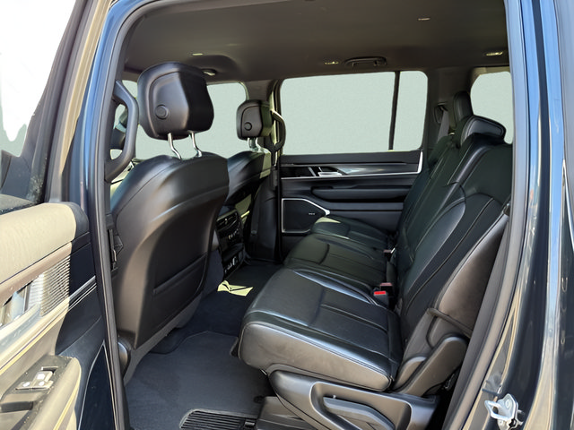 Used 2023 Jeep Wagoneer 4WD image 5