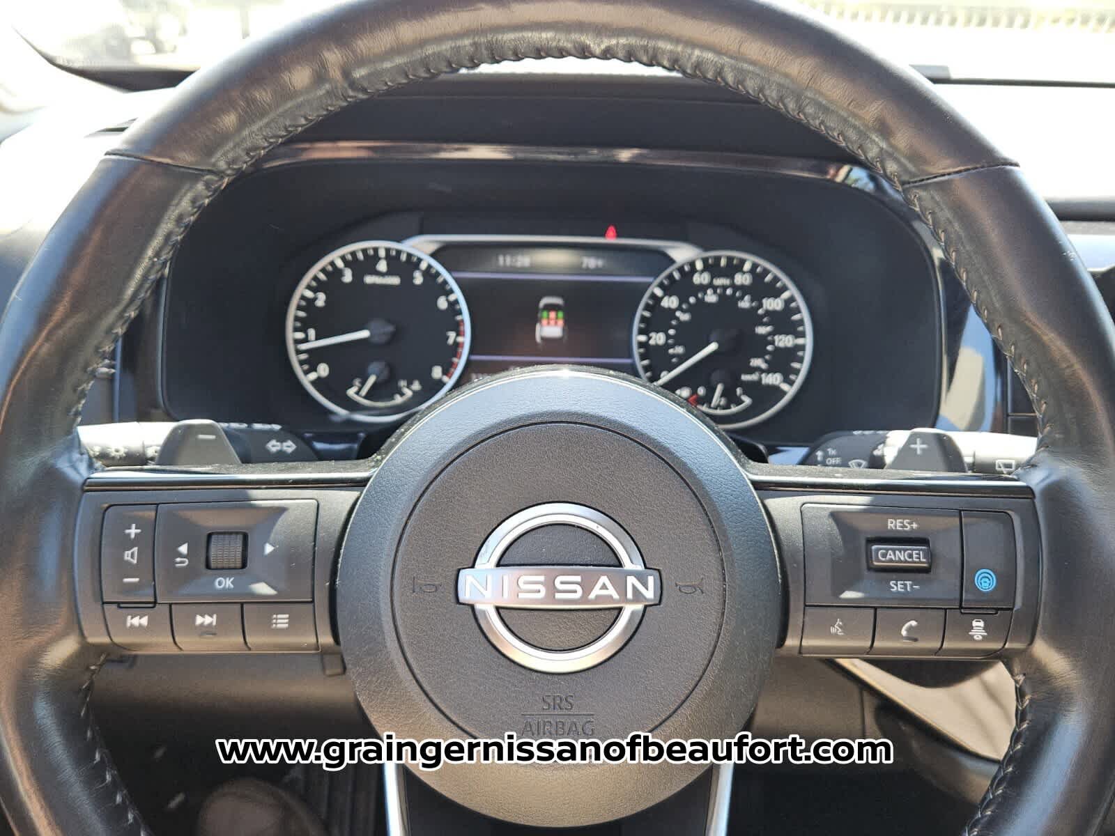 Used 2023 Nissan Pathfinder Platinum w/ Black Appearance Package image 11