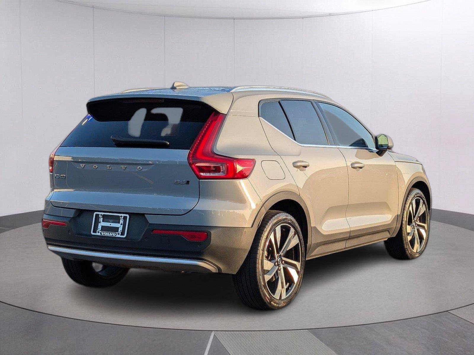 Used 2024 Volvo XC40 B5 Plus w/ Protection Package Premier AWD/4WD image 7