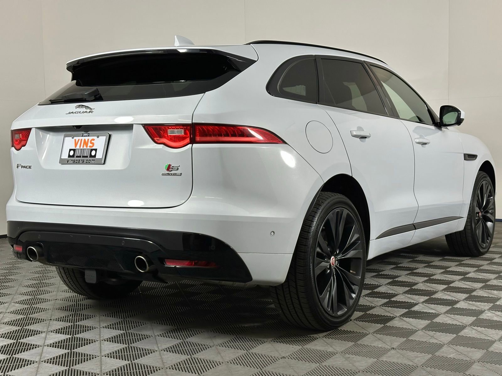 Used 2017 Jaguar F-PACE S image 4