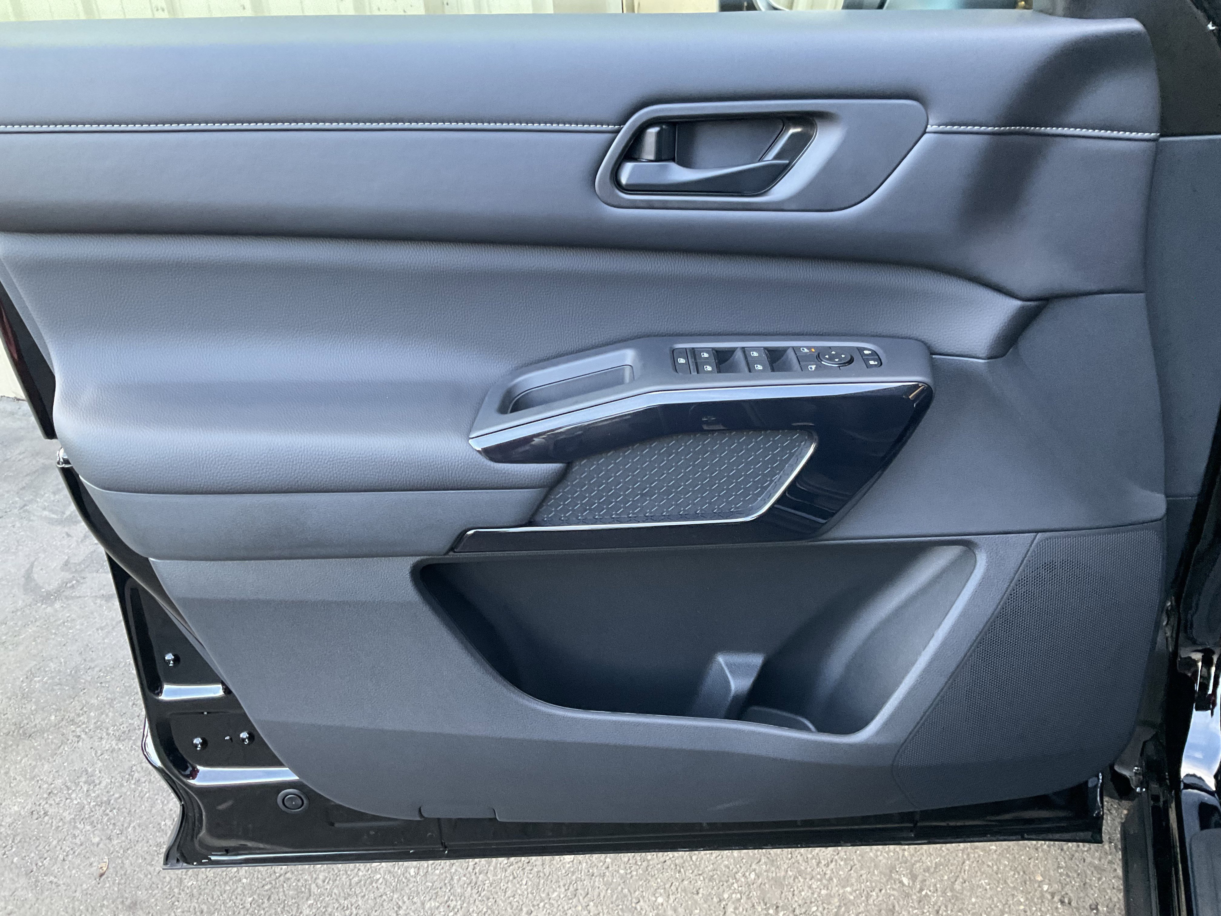 Used 2025 Nissan Pathfinder SV AWD/4WD image 23