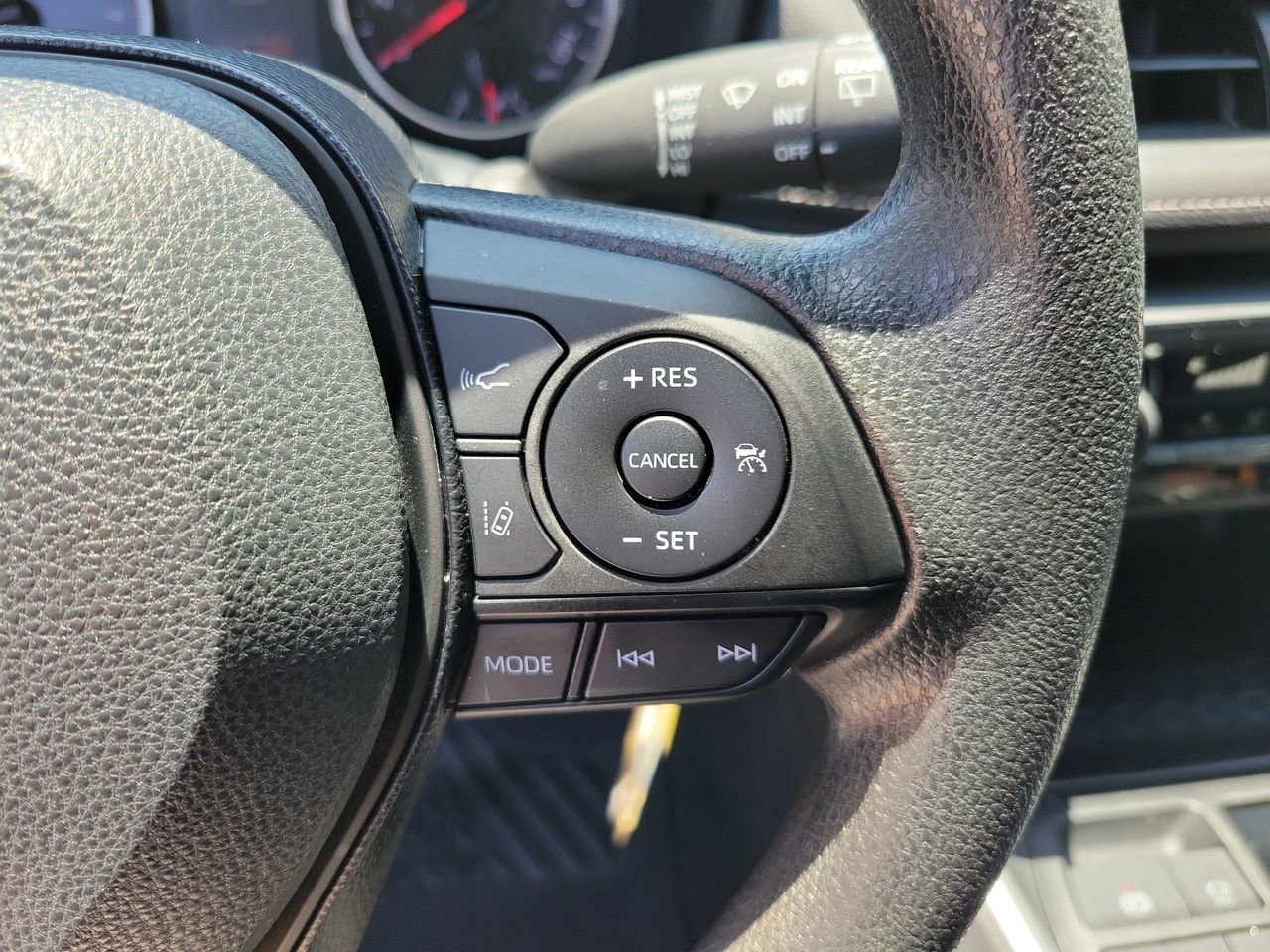 Used 2020 Toyota RAV4 LE FWD image 20