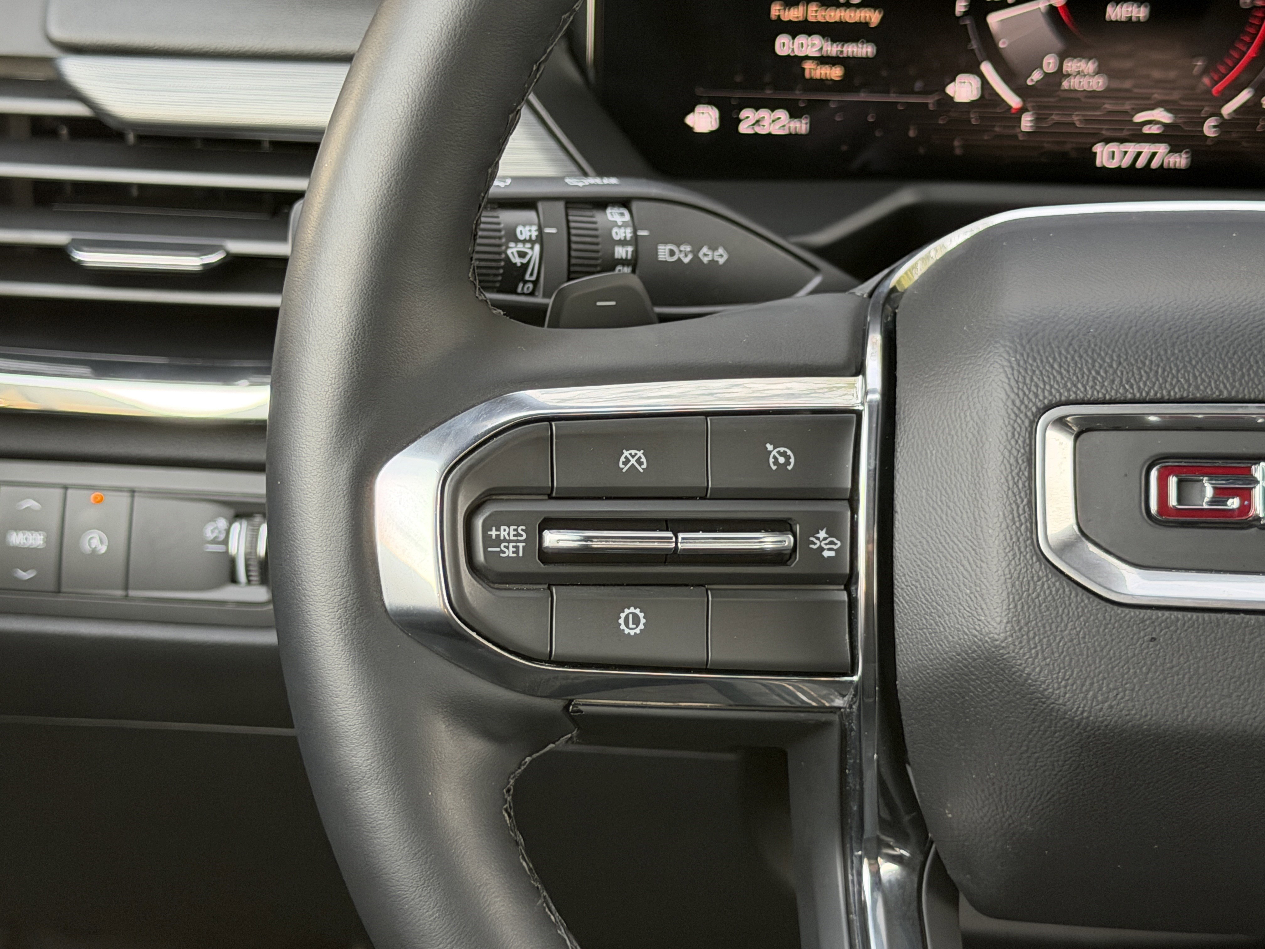 Used 2025 GMC Acadia Elevation image 41