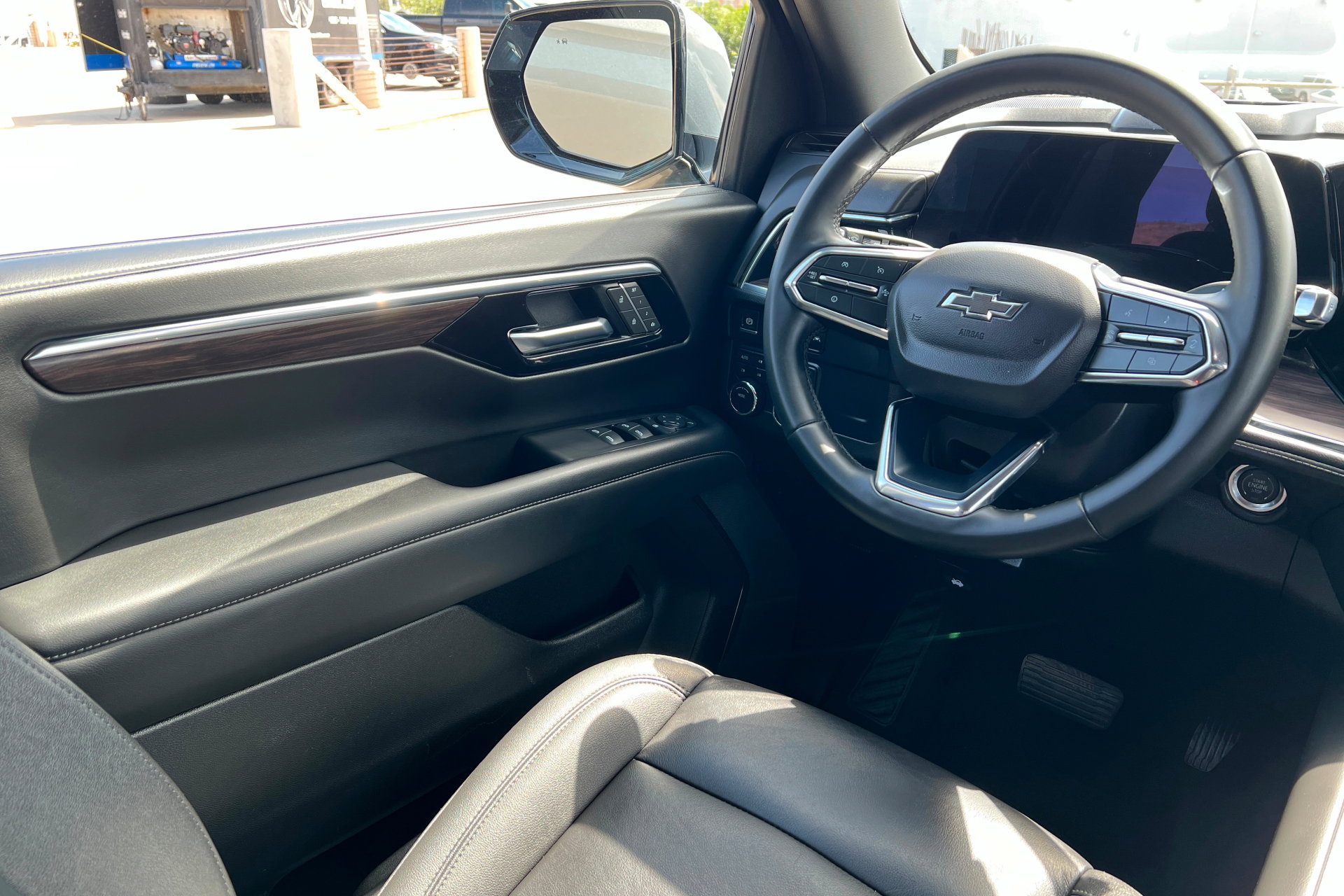 Used 2025 Chevrolet Suburban Z71 AWD/4WD image 12