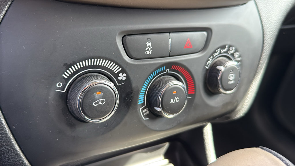 Used 2018 Jeep Cherokee Latitude FWD image 33