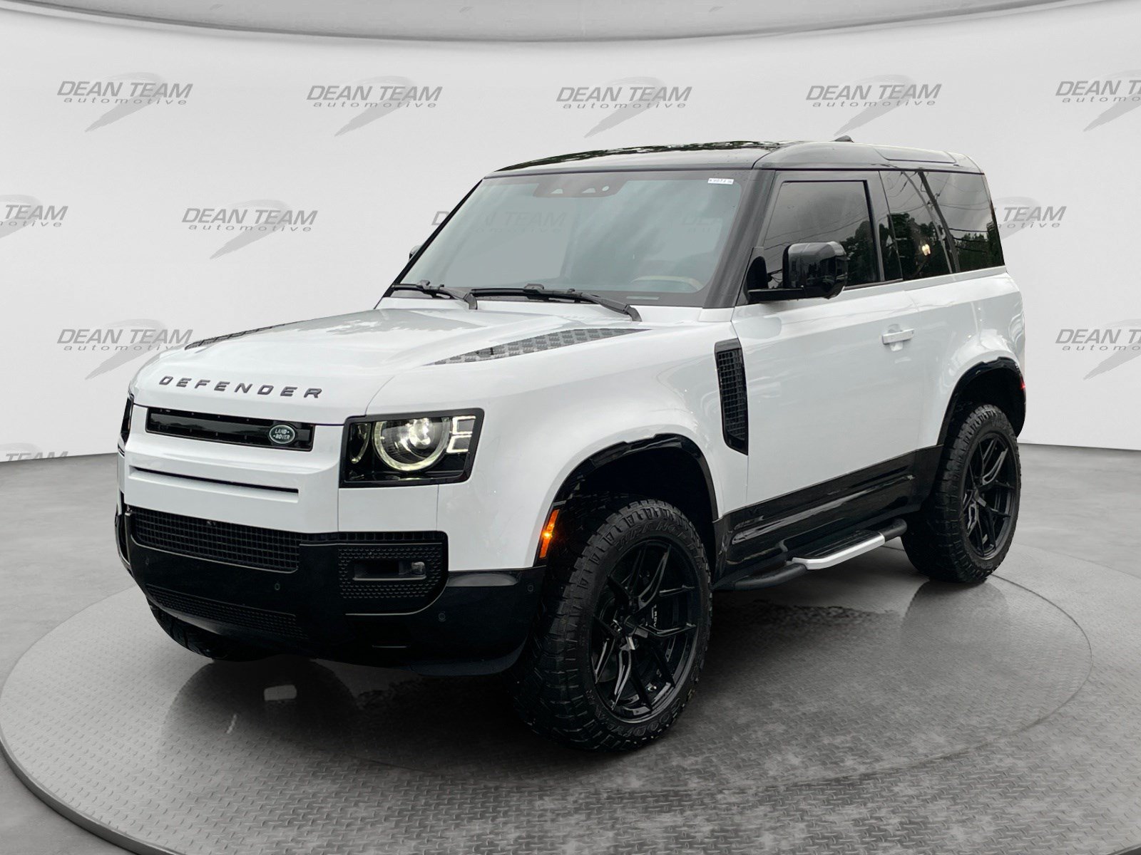 Used 2023 Land Rover Defender 90 V8 AWD/4WD image 3