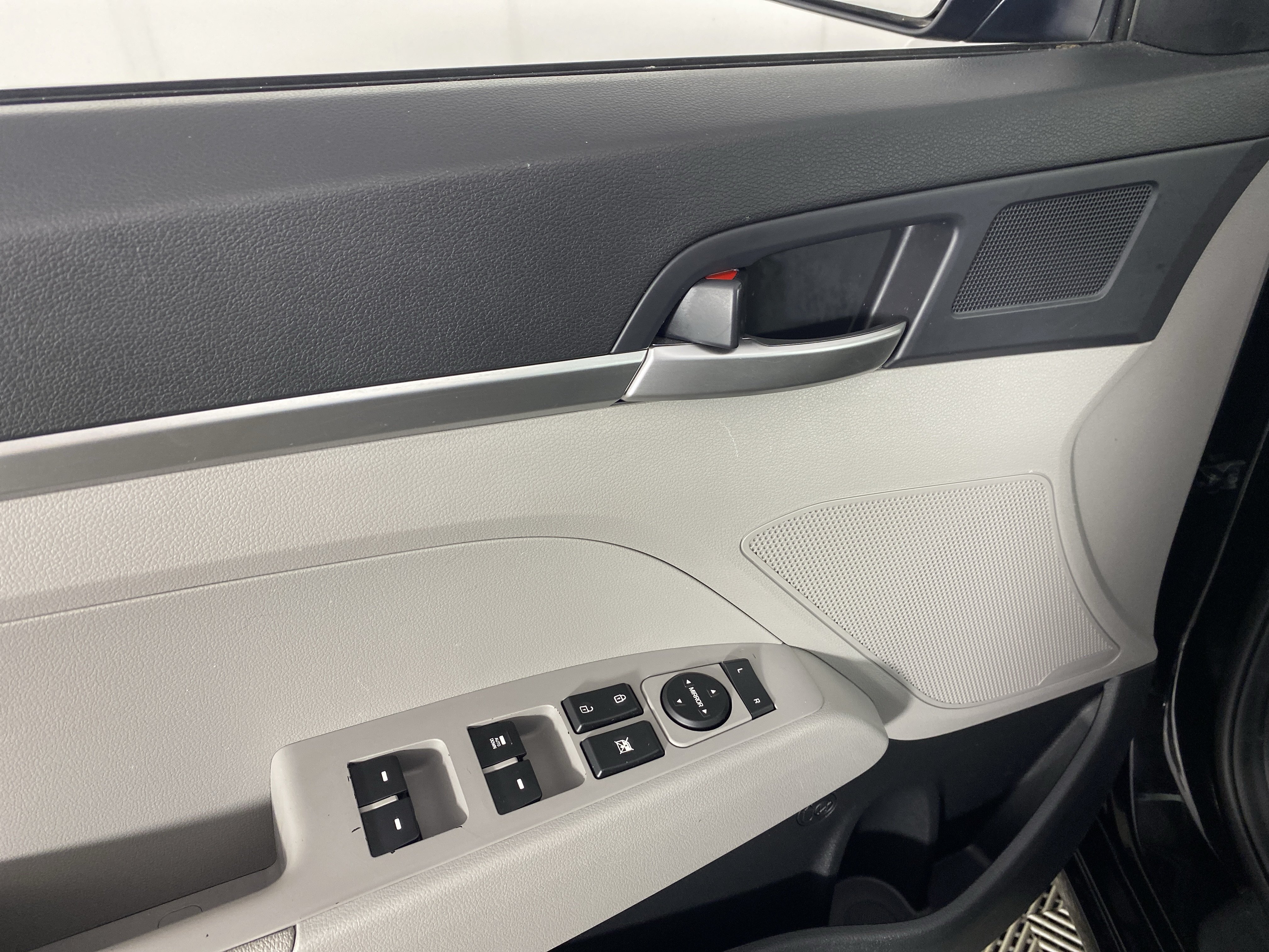 Used 2020 Hyundai Elantra SE FWD image 13