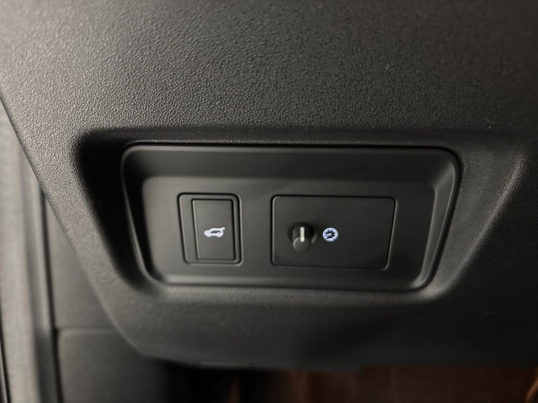 Used 2021 Jaguar E-PACE SE image 26