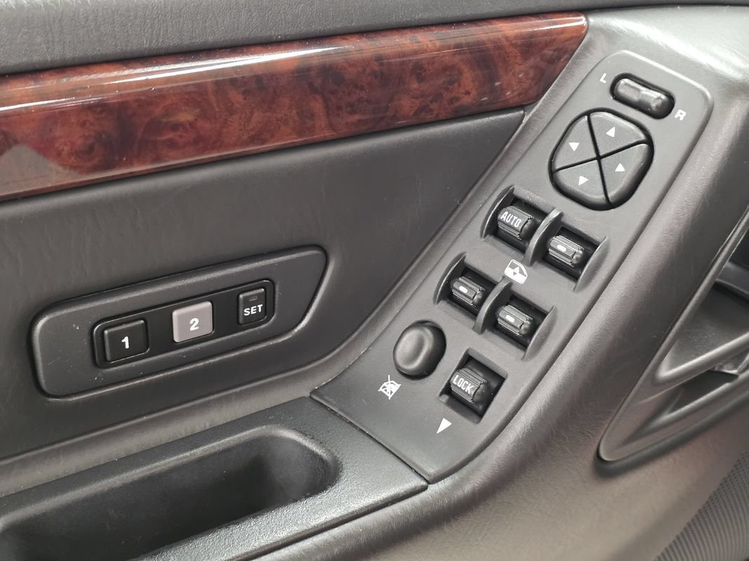 Used 2004 Jeep Grand Cherokee Limited w/ Cold Weather Group AWD/4WD image 24