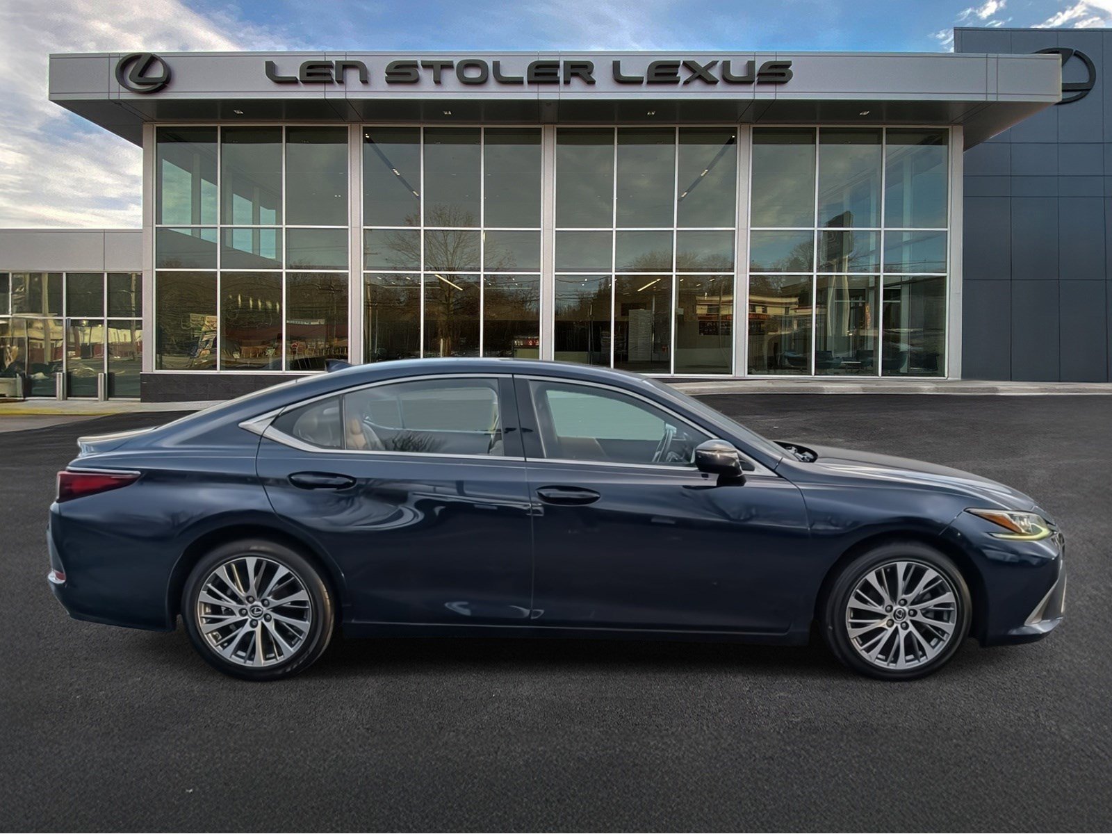 Used 2019 Lexus ES 350 w/ Premium Package FWD image 2
