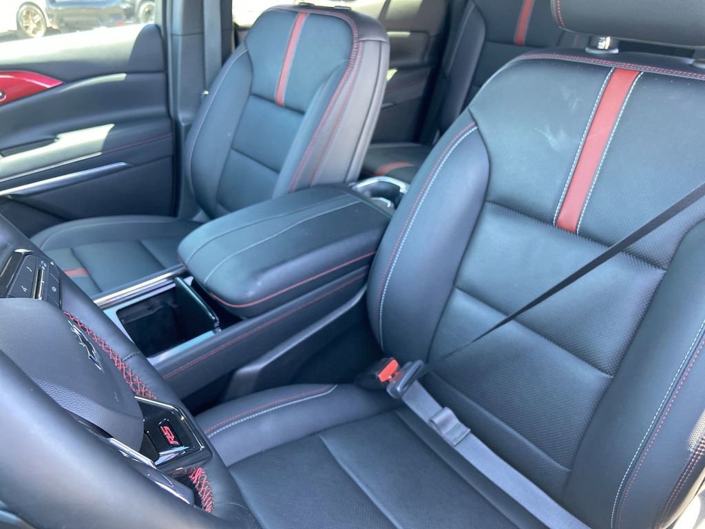 Used 2025 Chevrolet Traverse RS FWD image 16