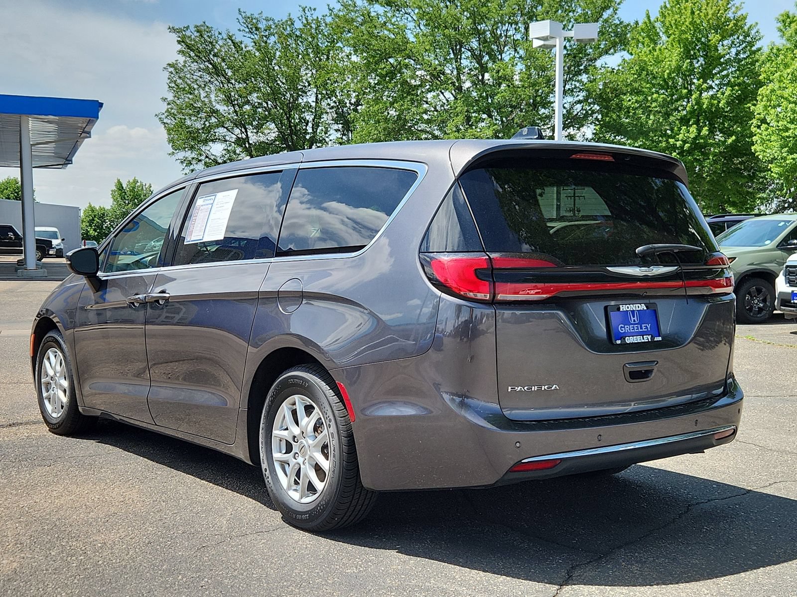 Used 2023 Chrysler Pacifica Touring-L FWD image 3