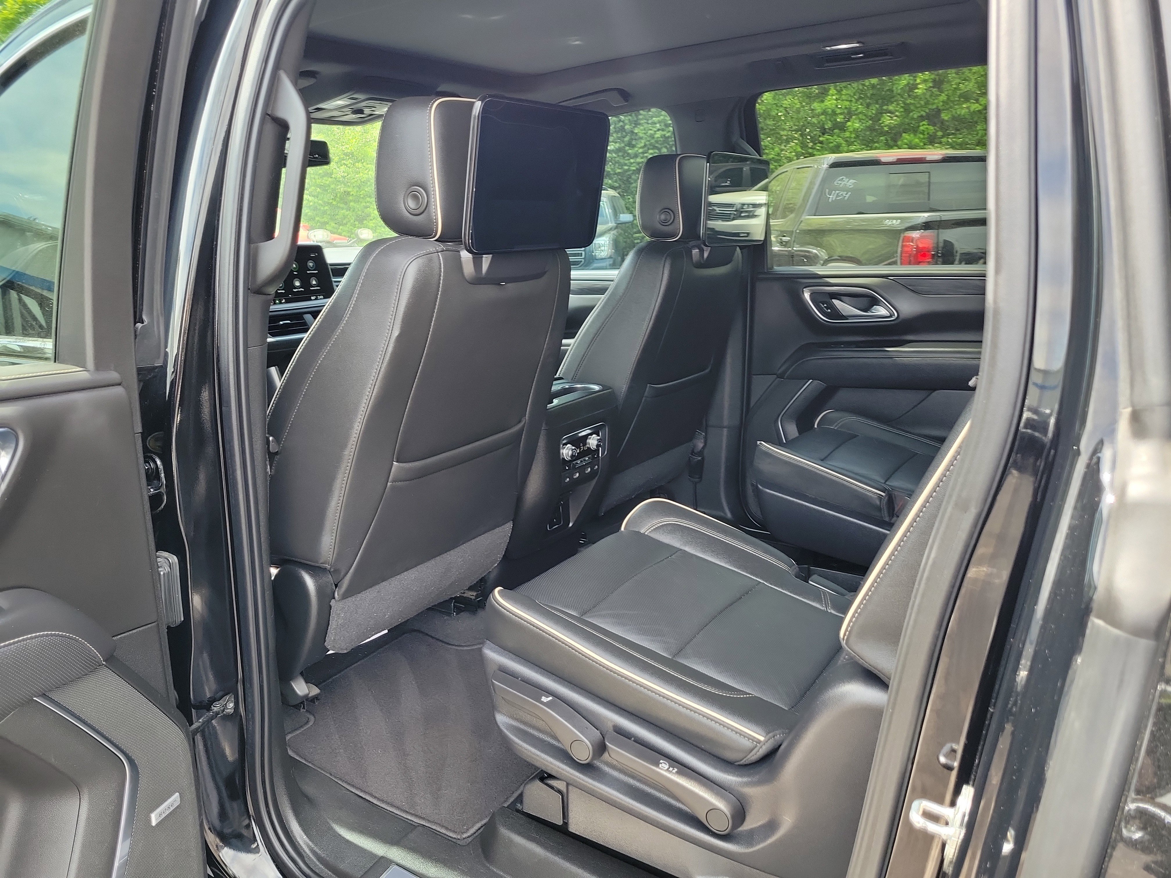 Used 2021 GMC Yukon XL SLT w/ SLT Premium Package image 14