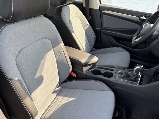 Used 2025 Volkswagen Jetta SE FWD image 60