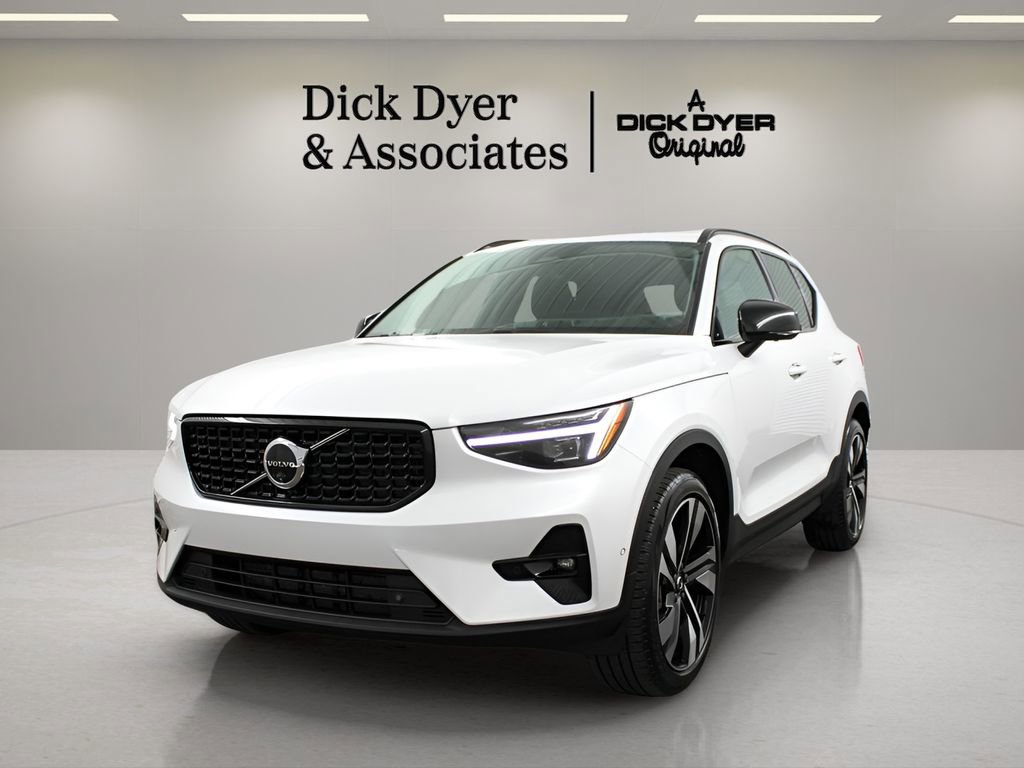 Used 2025 Volvo XC40 B5 Ultra AWD/4WD image 6