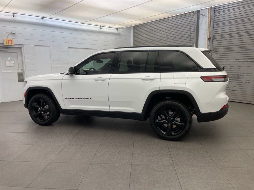 New 2025 Jeep Grand Cherokee Limited w/ Luxury Tech Group II RWD image 5
