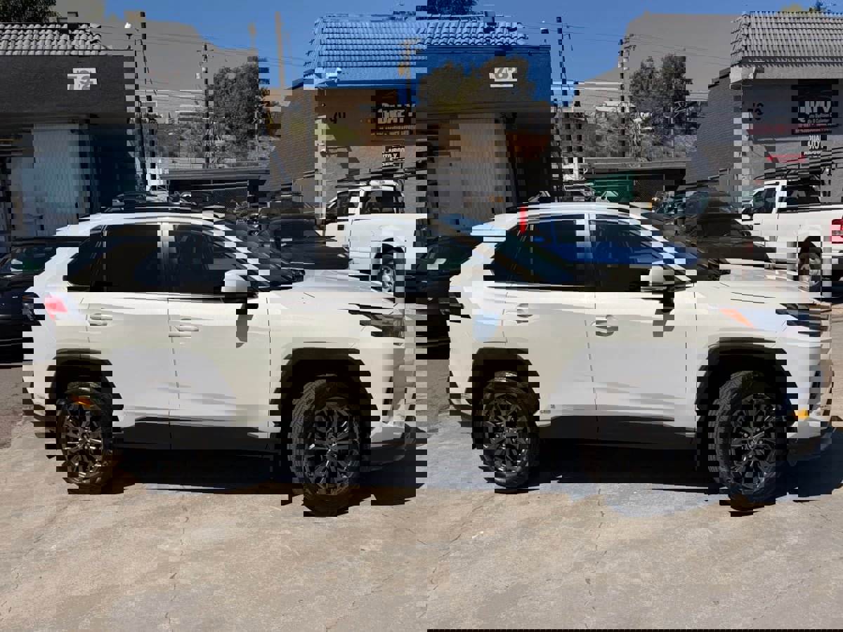 Used 2022 Toyota RAV4 XLE Premium image 3