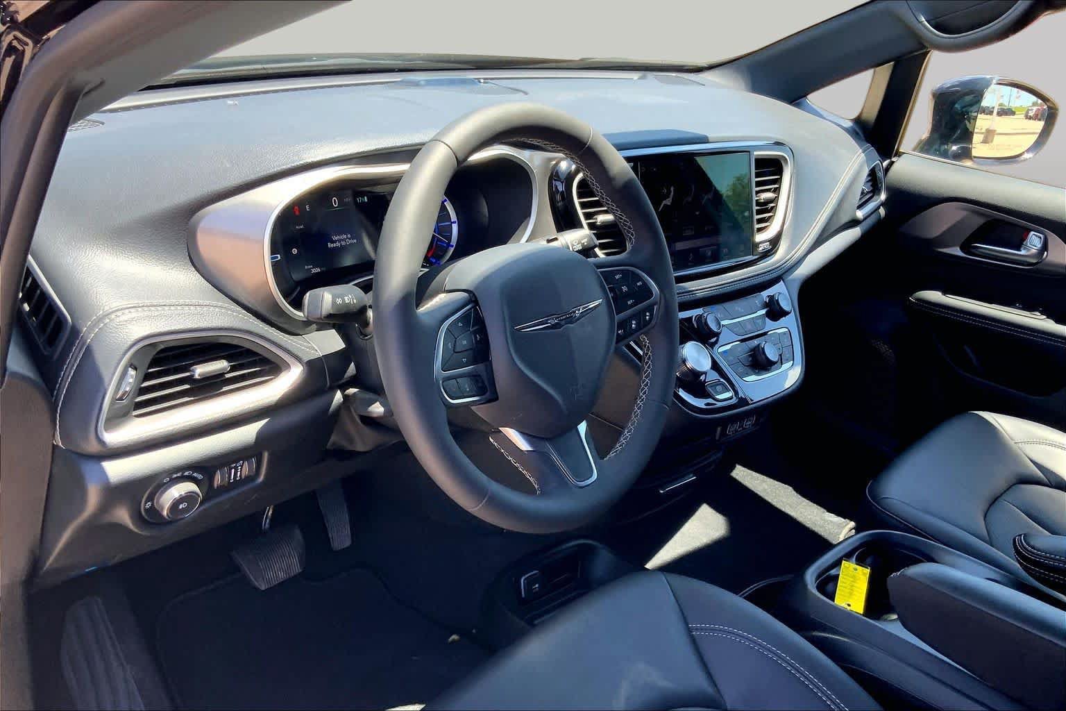 Used 2025 Chrysler Pacifica Select FWD image 18