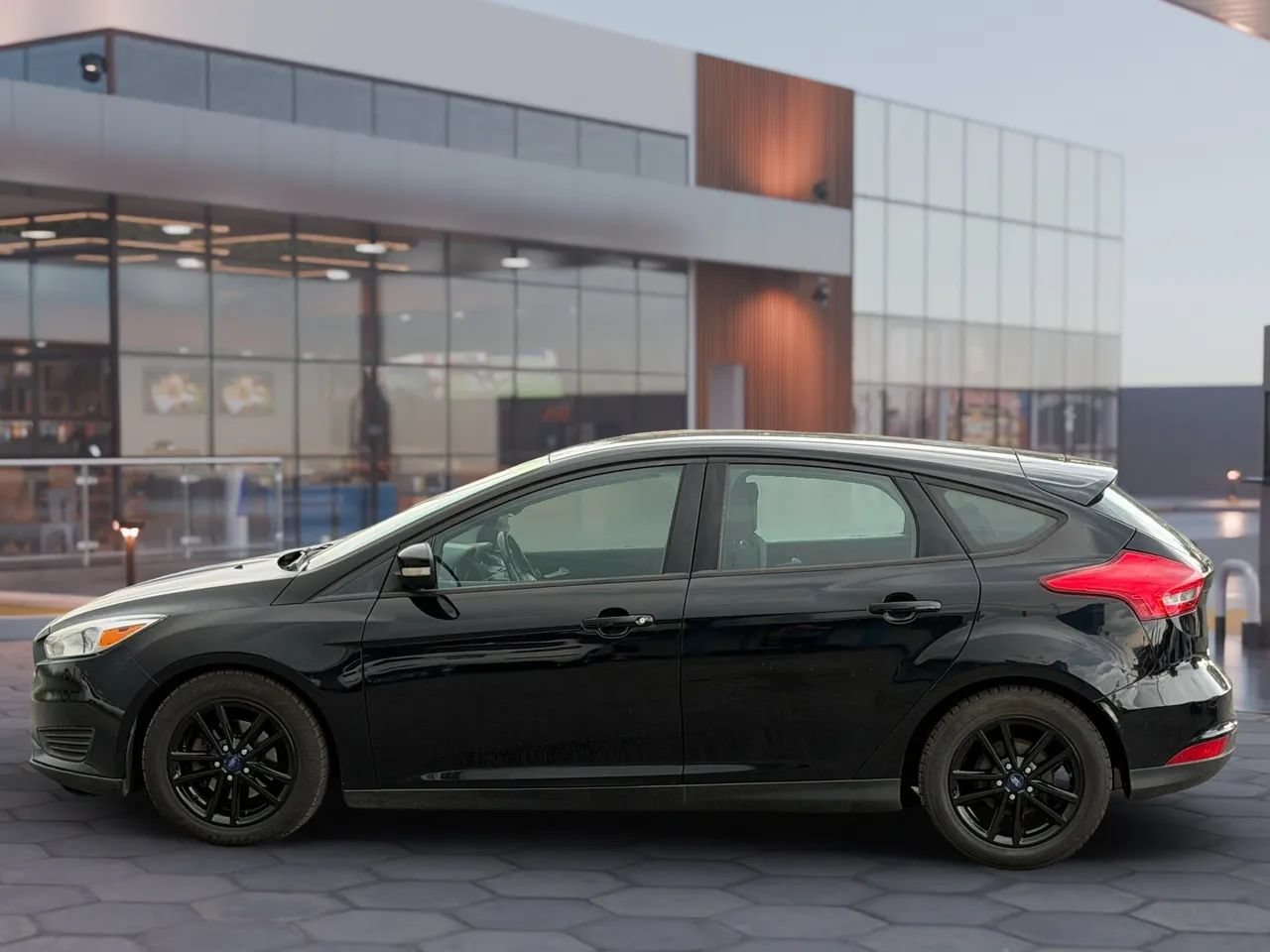 Used 2016 Ford Focus SE w/ SE Cold Weather Package FWD image 5