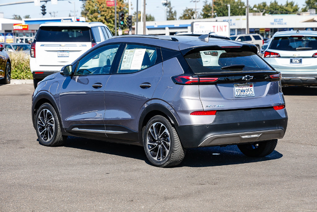 Used 2022 Chevrolet Bolt EUV Premier w/ Sun & Sound Package FWD image 2