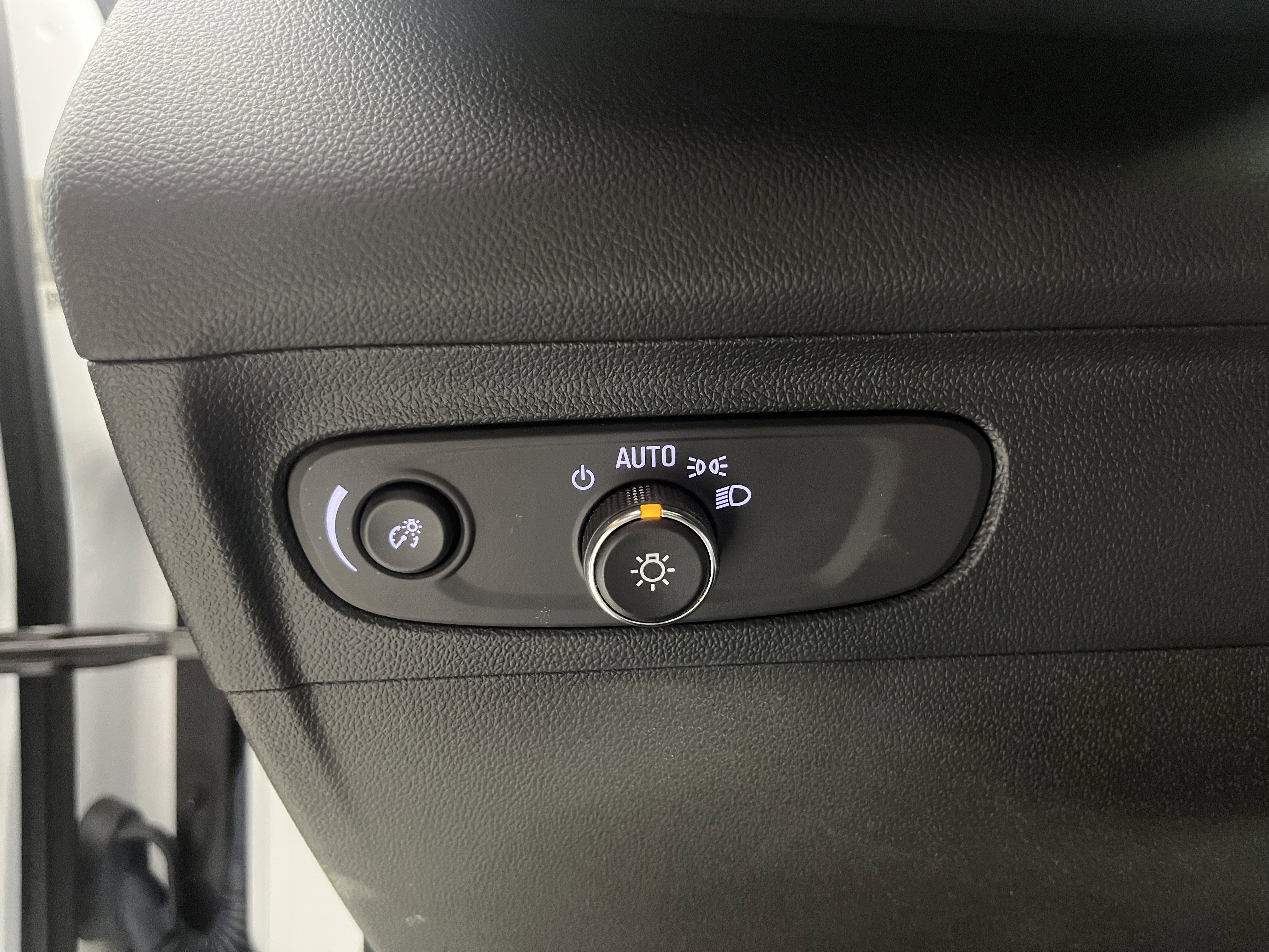 Used 2023 Buick Envision Essence w/ Sport Touring Package image 21