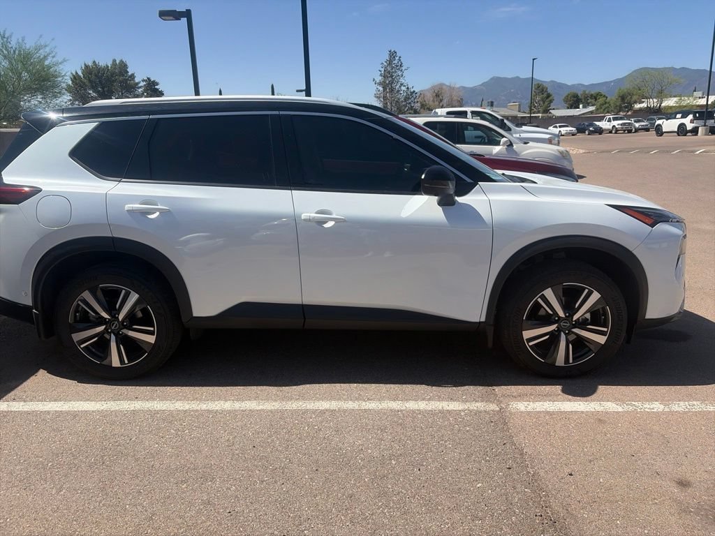 Used 2025 Nissan Rogue SL AWD/4WD image 4