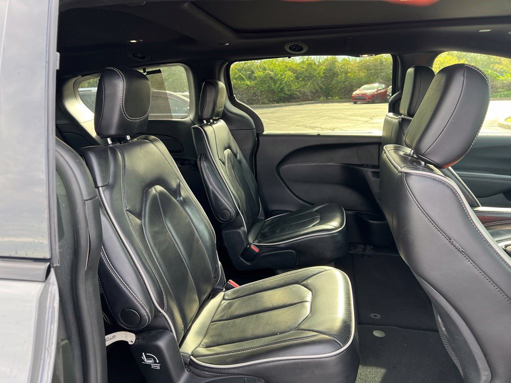 Used 2025 Chrysler Pacifica Limited FWD image 10