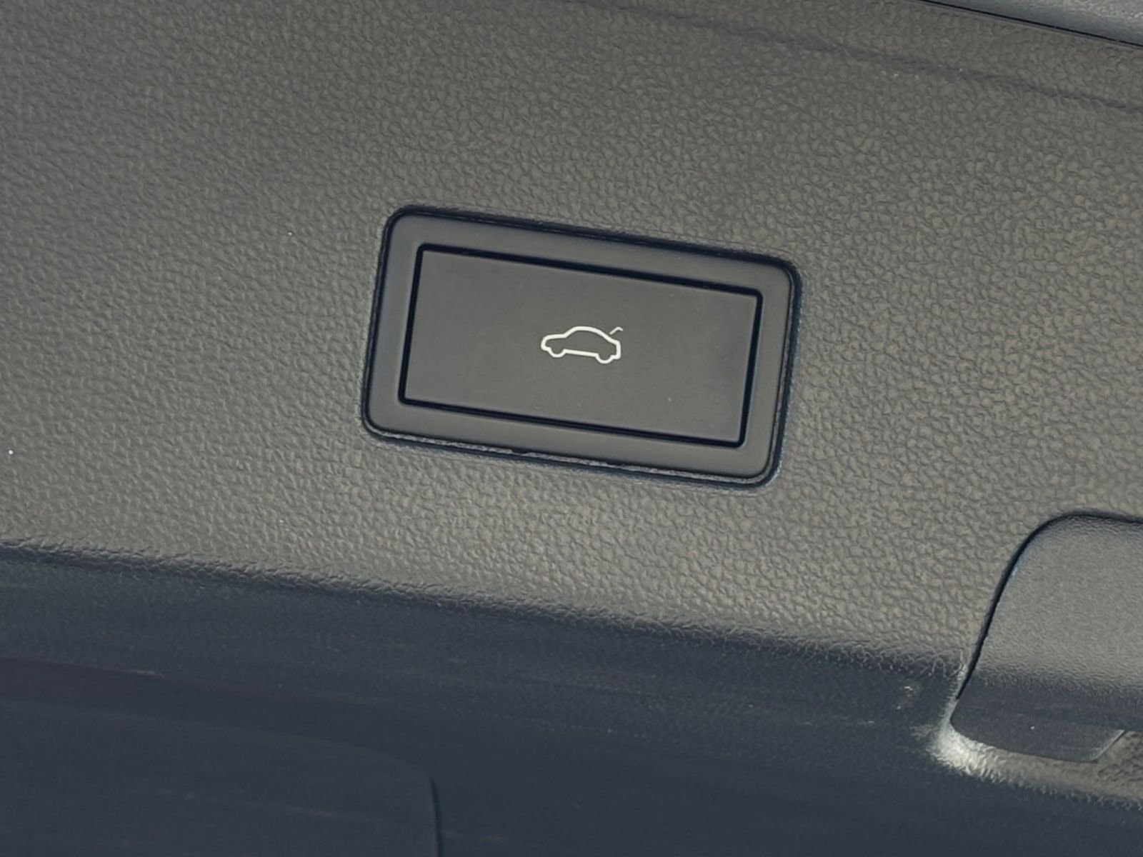 Used 2025 Volkswagen Atlas Cross Sport SE image 23