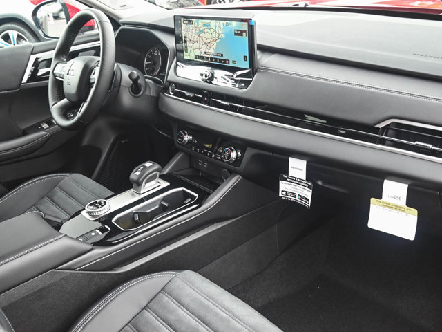 New 2025 Mitsubishi Outlander SE image 32