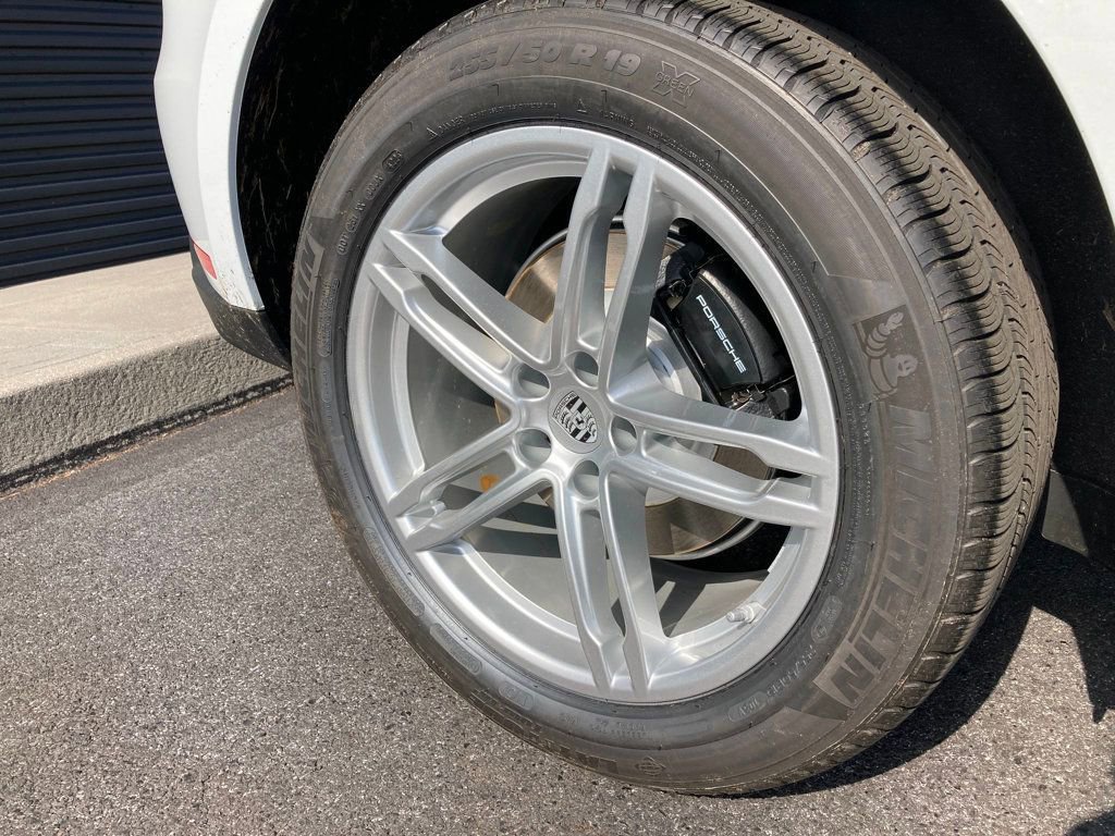 Used 2025 Porsche Macan image 12