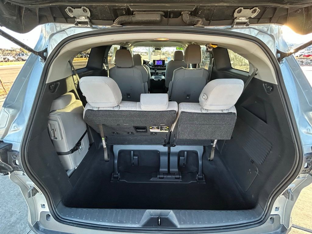 Used 2025 Toyota Sienna LE image 28