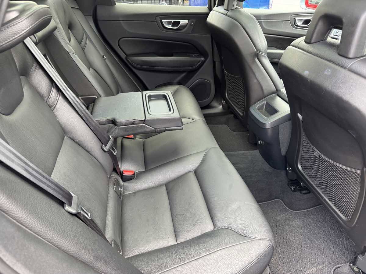 Used 2018 Volvo XC60 T6 Momentum w/ Convenience Package AWD/4WD image 18