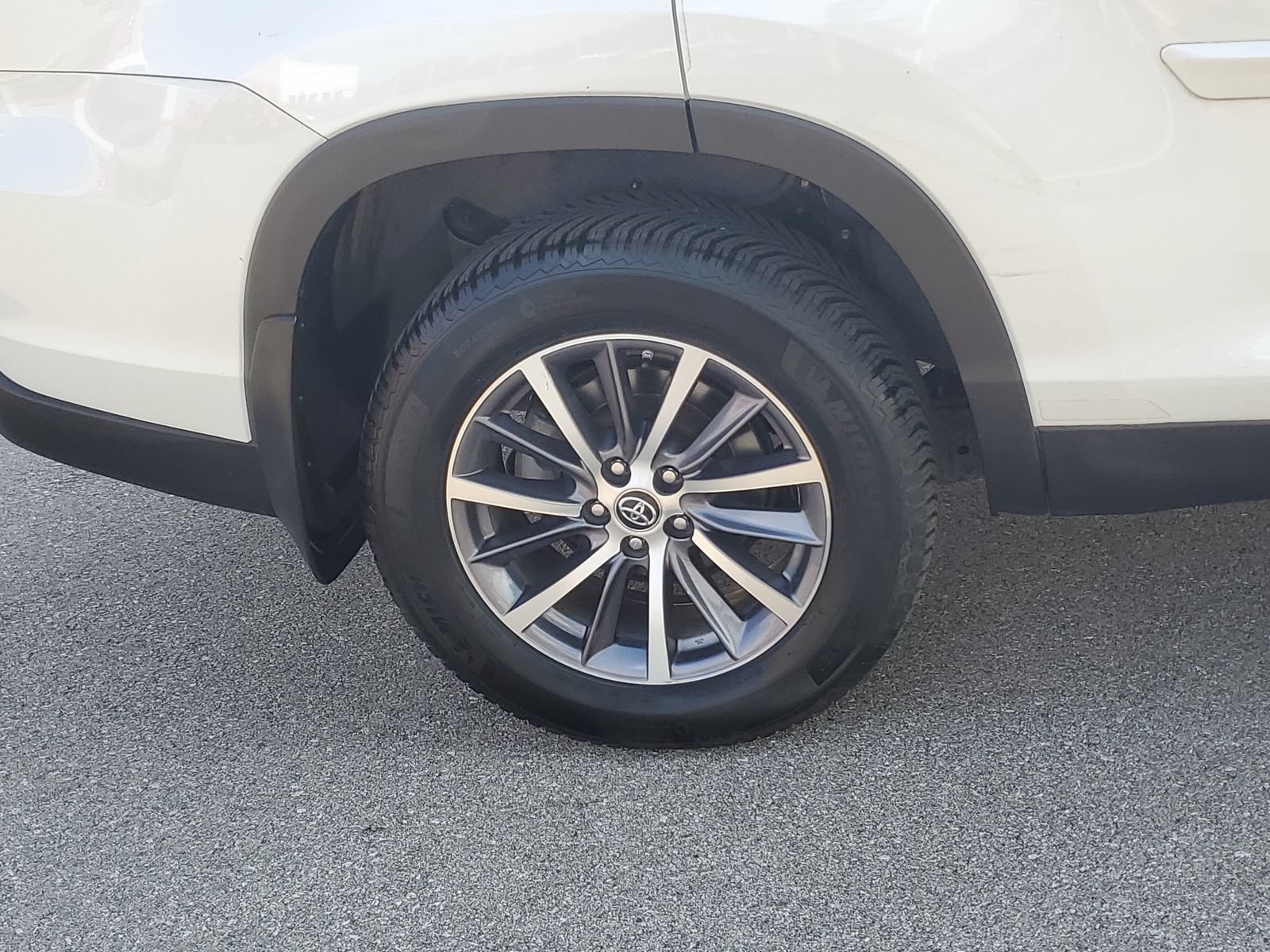 Used 2019 Toyota Highlander XLE AWD/4WD image 4